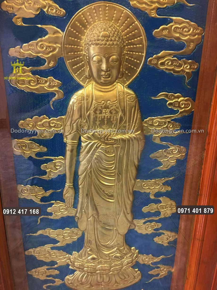 Nổi bật tr&ecirc;n nền sơn xanh, h&igrave;nh ảnh Đức Phật A Di Đ&agrave; được chạm th&uacute;c nổi sắc n&eacute;t